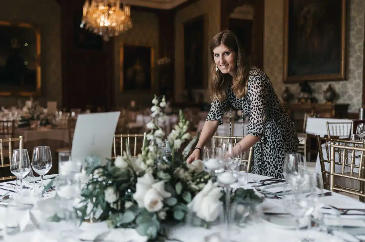 Mit Liebe zum Detail – Christiane Roth deckt den Hochzeitstisch für euren unvergesslichen Tag.