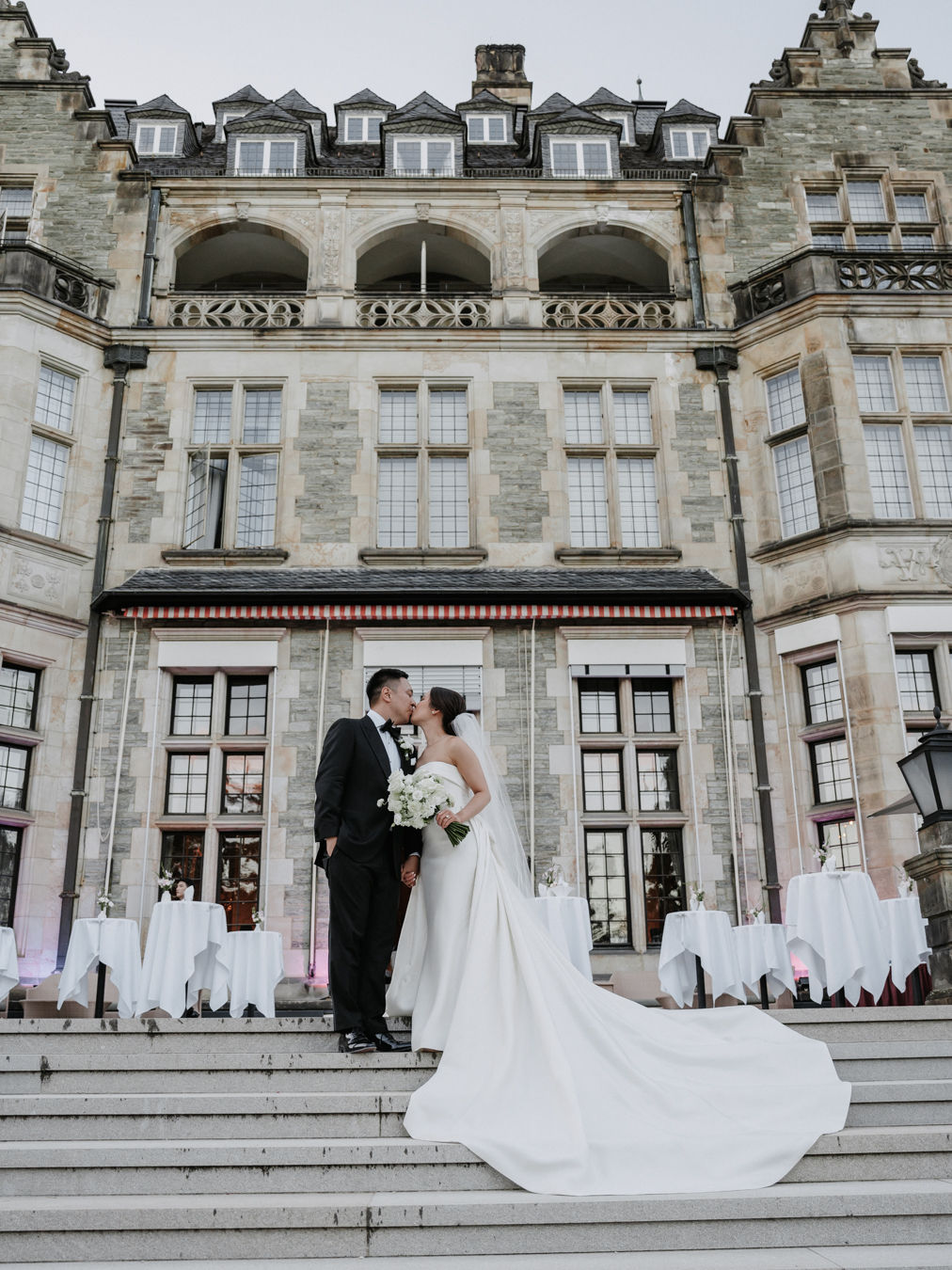 Angela und Thomas' Märchenhochzeit im Schlosshotel Kronberg – ein unvergesslicher Traum in Pastell.